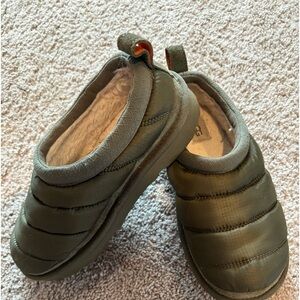 very good condition Ugg slipper shoe. Unisex boy or girl. Olive color